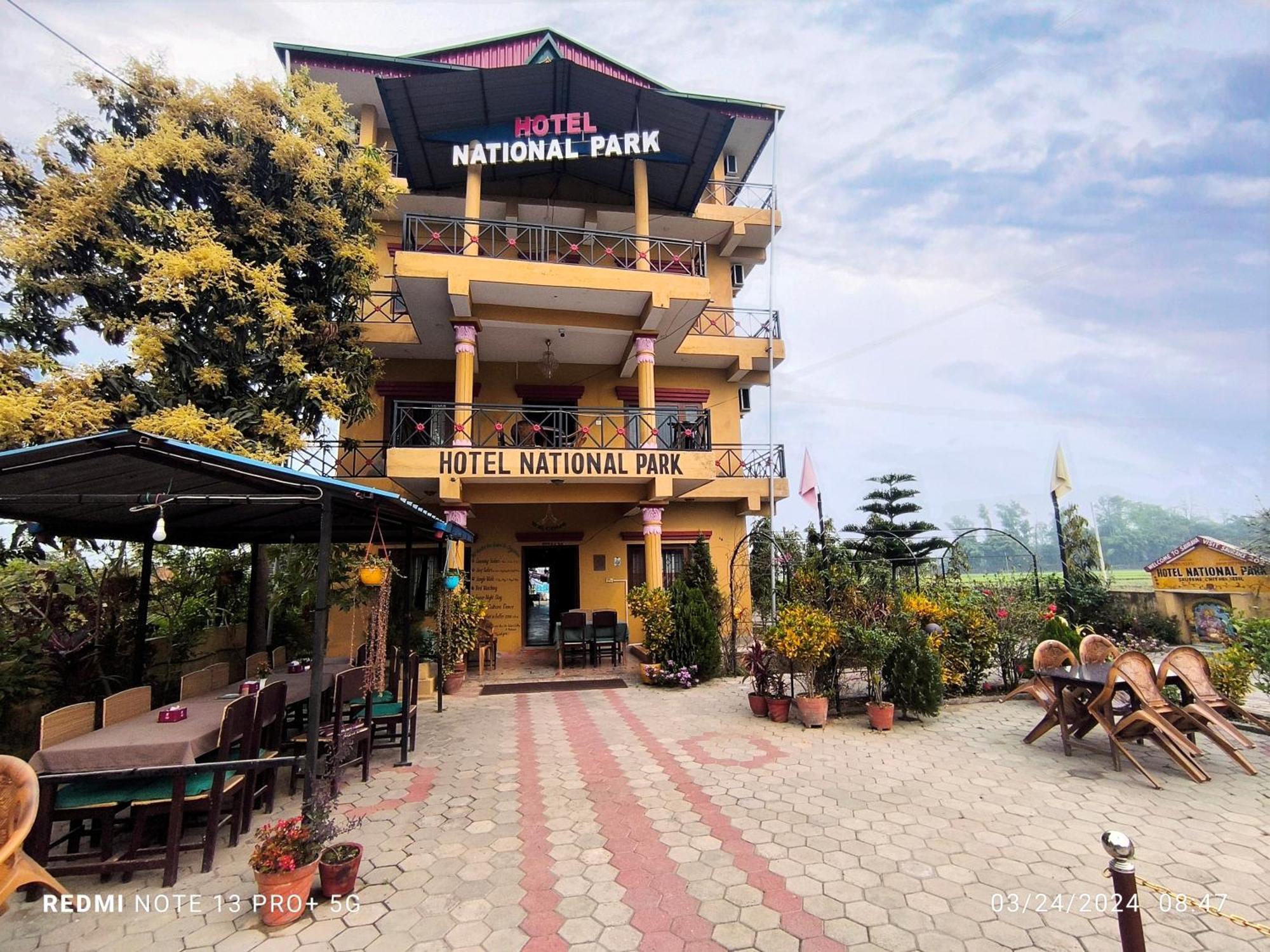 Hotel National Park Sauraha- Homely Stay And Peaceful Location With Jungle Safari Arrangements Kültér fotó
